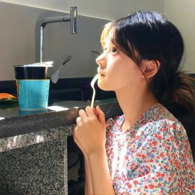 在拥挤的房间拥抱